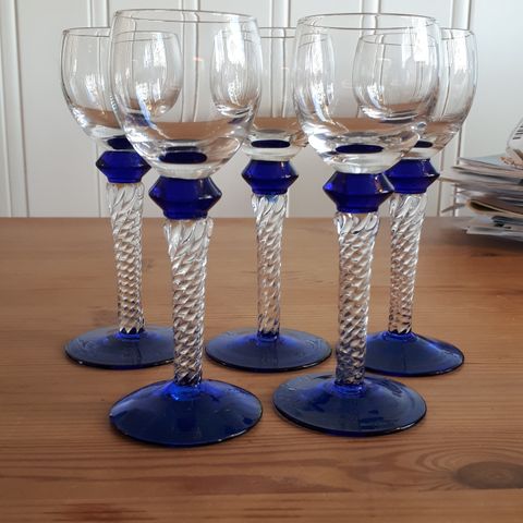 5 fine likørglass med blå kule og vridd stett