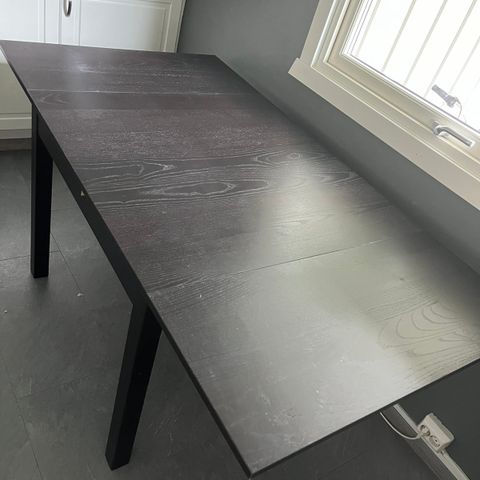 Svart kjøkkenbord  med to innleggsplater
