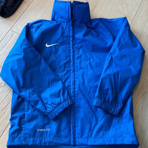 Nike storm-fit jakke 122-128 cm. Aldri vært brukt