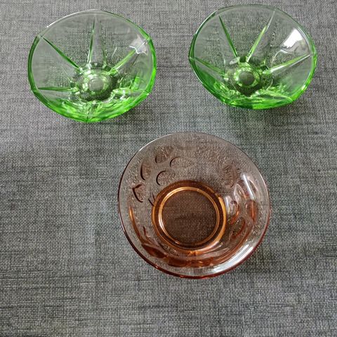 Pressglass skåler i rosa og grønt