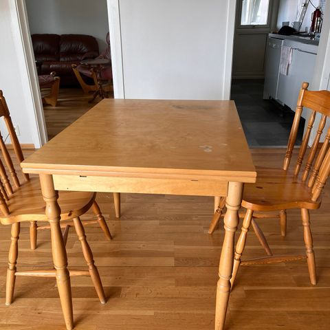 Spisebord med klaffer utslått plass til 8 personer