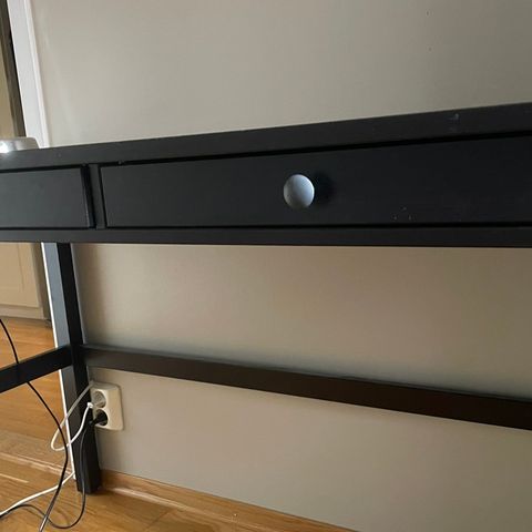 Hemnes skrivebord brunsvart