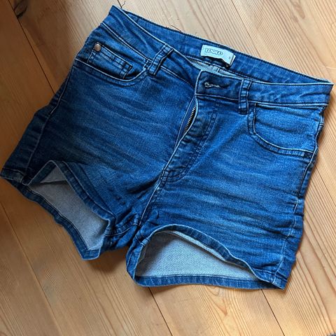 Dongeri shorts str S fra Wow fra Bik Bok selges kr. 50,-