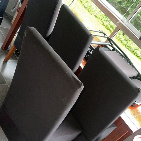 GRATIS - spisebord med 6 skinn stoler, som har svarte trekk over seg.