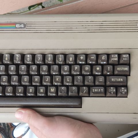 Commodore 64 + Datashette unit (kasset spiller) + Modell 1541 + mer