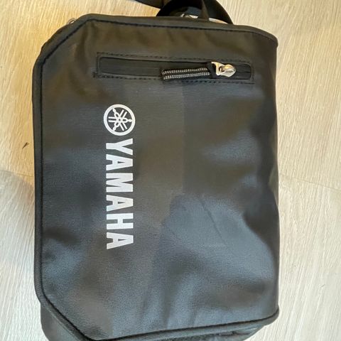 Yamaha Xmax 300 bag til rommet under setet