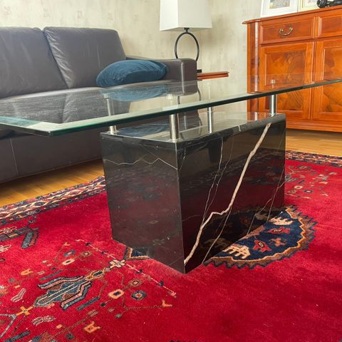 Glassbord med marmorsokkel