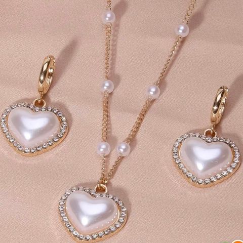 Hjerteform perler smykkesett med skinnende krystaller. Helt ny sett
