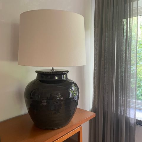 Stor keramikk bordlampe med skjerm