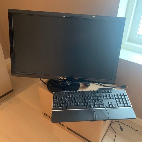 ASUS PC skjerm og Dell tastatur