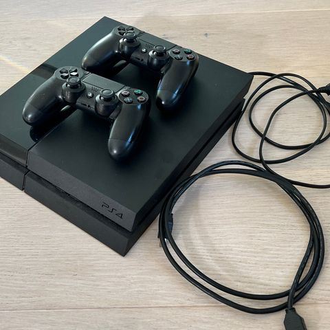 PlayStation 4 med to kontroller og ladestasjon