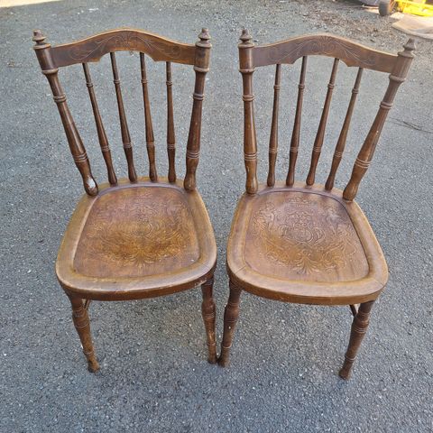 2 stk eldre stoler i tre