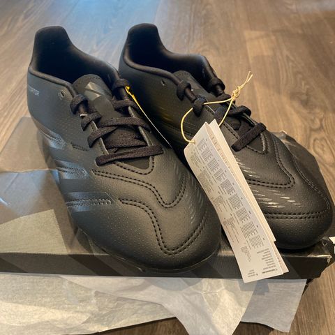 Ubrukte Adidas fotballsko str 36 2/3