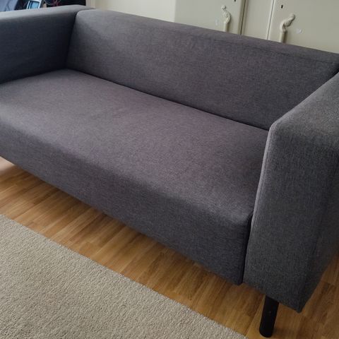 Grå to seter sofa