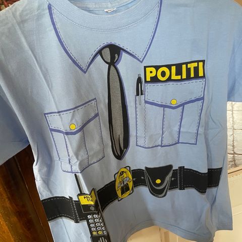 Kul Politi  T- skjorte str 128. (6-8 år)