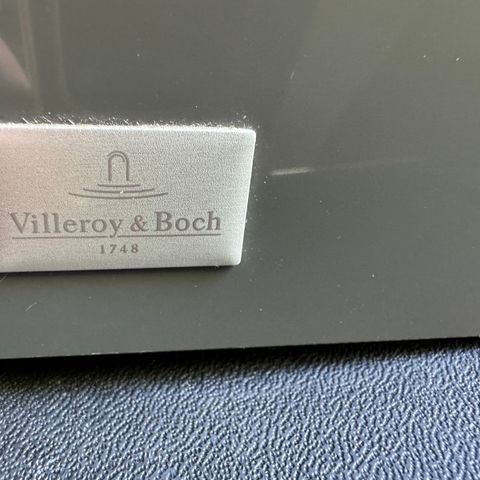 Villeroy & Boch baderomsskap 165 høyt og 35 bredt