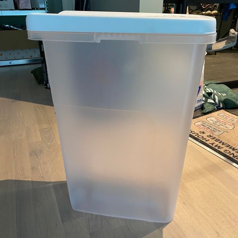 Fôrbøtte 40 liter transparent/hvit kr 150,-.