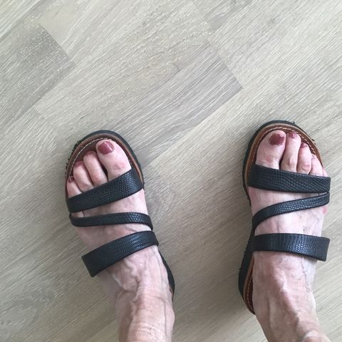Fine sandaler i sort skinn. Str 37.  Kr 100
