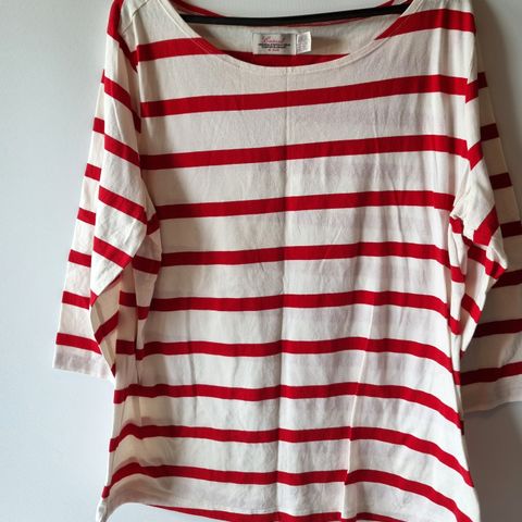 Stripet genser i rødt og hvitt 46/48