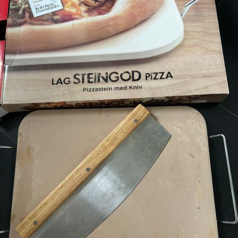 Pizzastein med kniv fra kitchen essentials