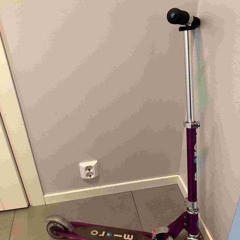 Micro Sprite purple scooter, sparkesykkel