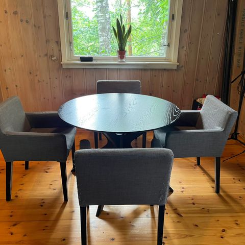 Spissestue tundt bord+ 4 stoler