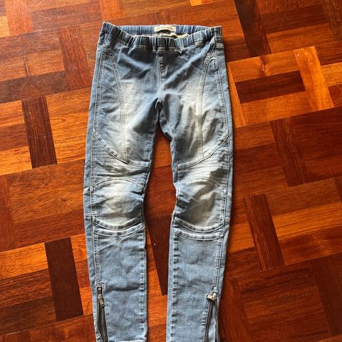 Jeans med kule detaljer