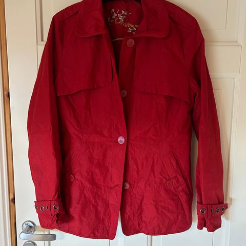 Kul rød jakke fra Betty Barclay selges kr. 200,-