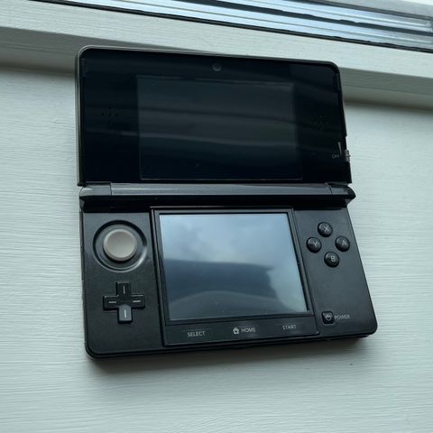 Pent brukt Nintendo 3DS med lader+stasjon, SD-kort (2GB), etui og tre penner