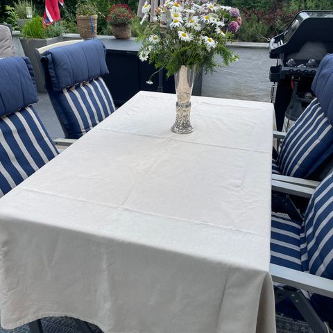 Hillerstorp spisebord m/4 stoler og puter