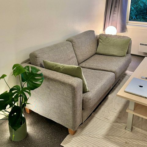 Pen og Komfortabel sofa i moderne stil og veldig god stand