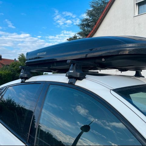 thule takstativ 853-2341-08 stått på en BMW X6