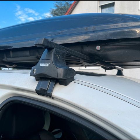 thule takstativ 853-2341-08 stått på en BMW X6