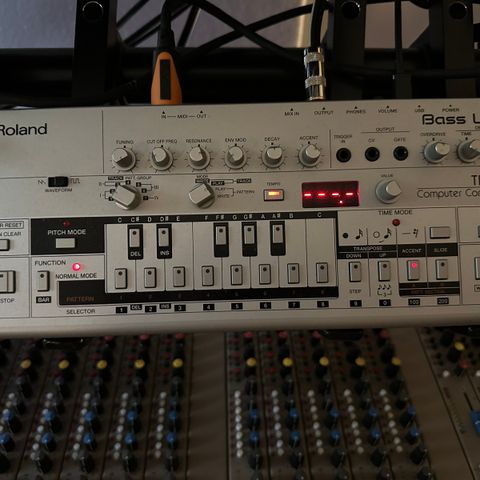 Roland TB-03