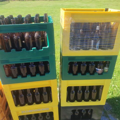 11 kasser med diverse ølflasker selges