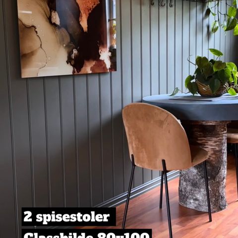 2 spisestoler og bilde