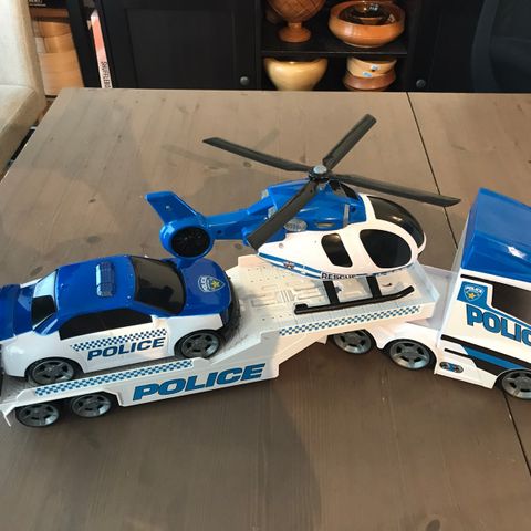 Lekebiler og helikopter politi