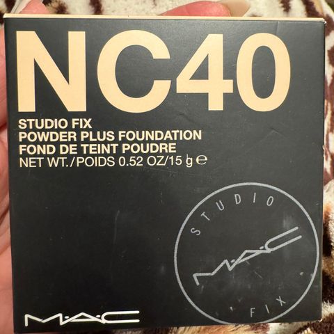 Mac Studio Fix Powder + Foundation, NC40