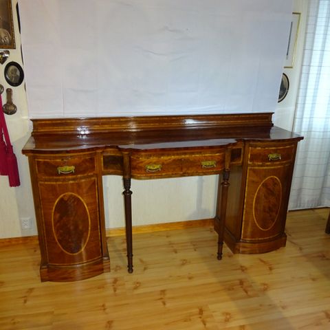 Engelsk sideboard i empire