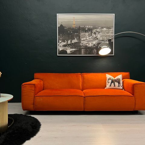 GRATIS LEVERING - KUPP! Lekkert og strøken Furninova Vesta 3 seter design sofa