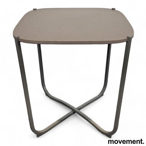 Loungebord i gråbrun MDF / grålakkert metall fra ForaForm, modell Root, 44x44cm,
