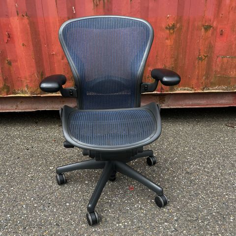 Oppusset Herman miller Aeron blå