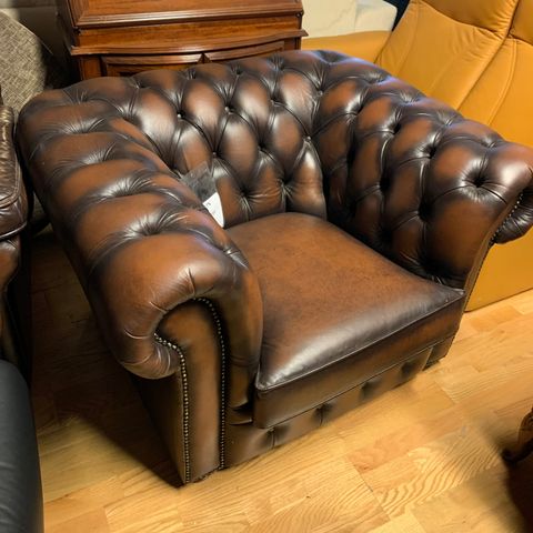 Chesterfield stol brun