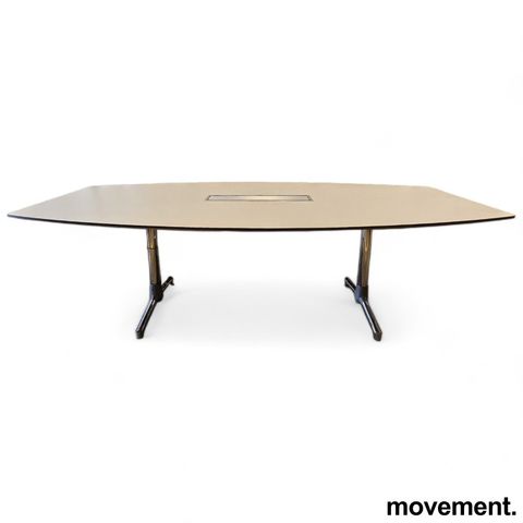 Konferansebord / kursbord / møtebord i lys grå / krom fra ForaForm, modell Next,