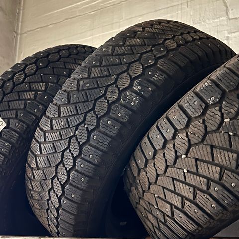 3 stk gode Continental vinter piggdekk 235/65R17