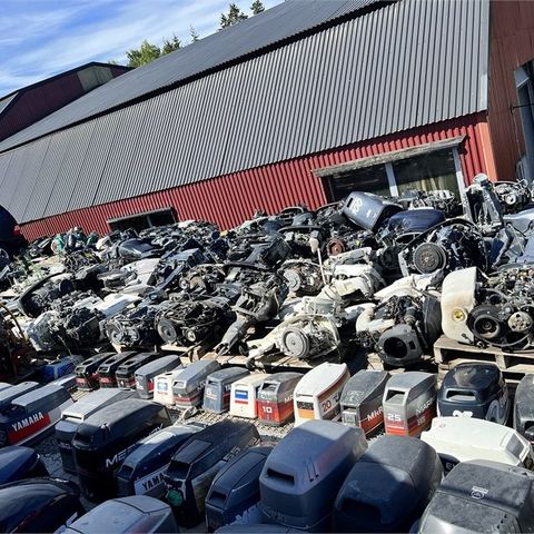 Massevis av båt motorer Yamaha, Suzuki, Mercury, Evinrude, Johnson, Honda osv.