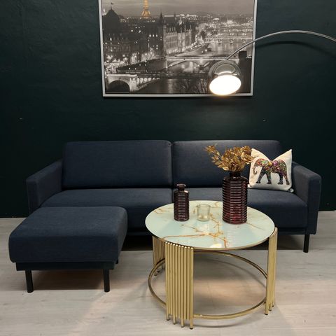 GRATIS LEVERING - SALG! Nyrenset og fin 3 seter design sofa m pall fra Skeidar