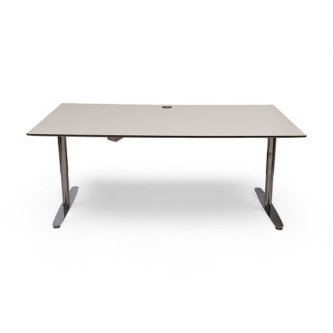 Hvitt skrivebord med metall ben 180x80