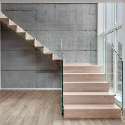 Moderne trapp i eik og glass