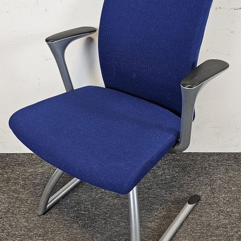Konferansestol/besøksstol: Håg H04 Comm 4470 i blått stoff, grålakkerte ben og a
